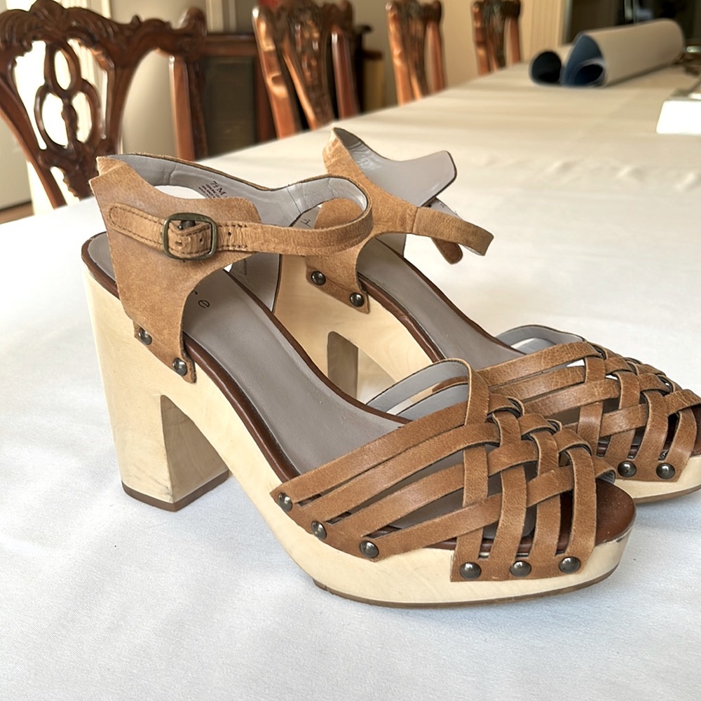 Hinge wooden clogs